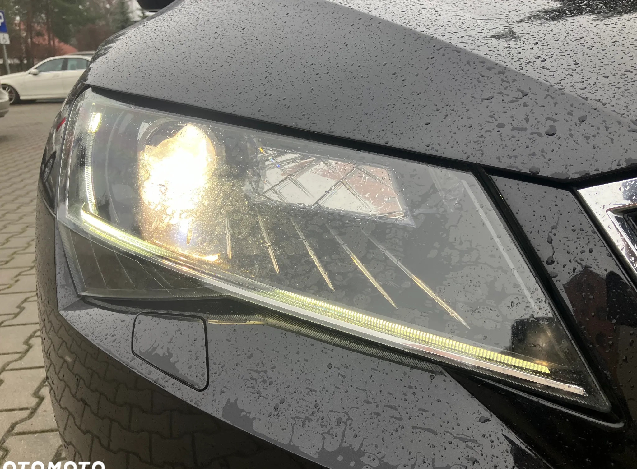 Skoda Superb cena 77800 przebieg: 189050, rok produkcji 2018 z Leszno małe 667